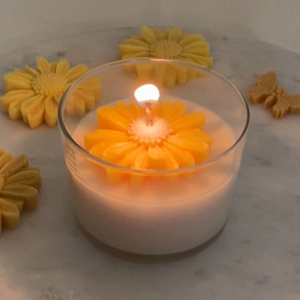 🕯️ ¿Te has preguntado alguna vez cómo se logra ese delicioso aroma que desprende una vela de cera de soya cuando se enciende?